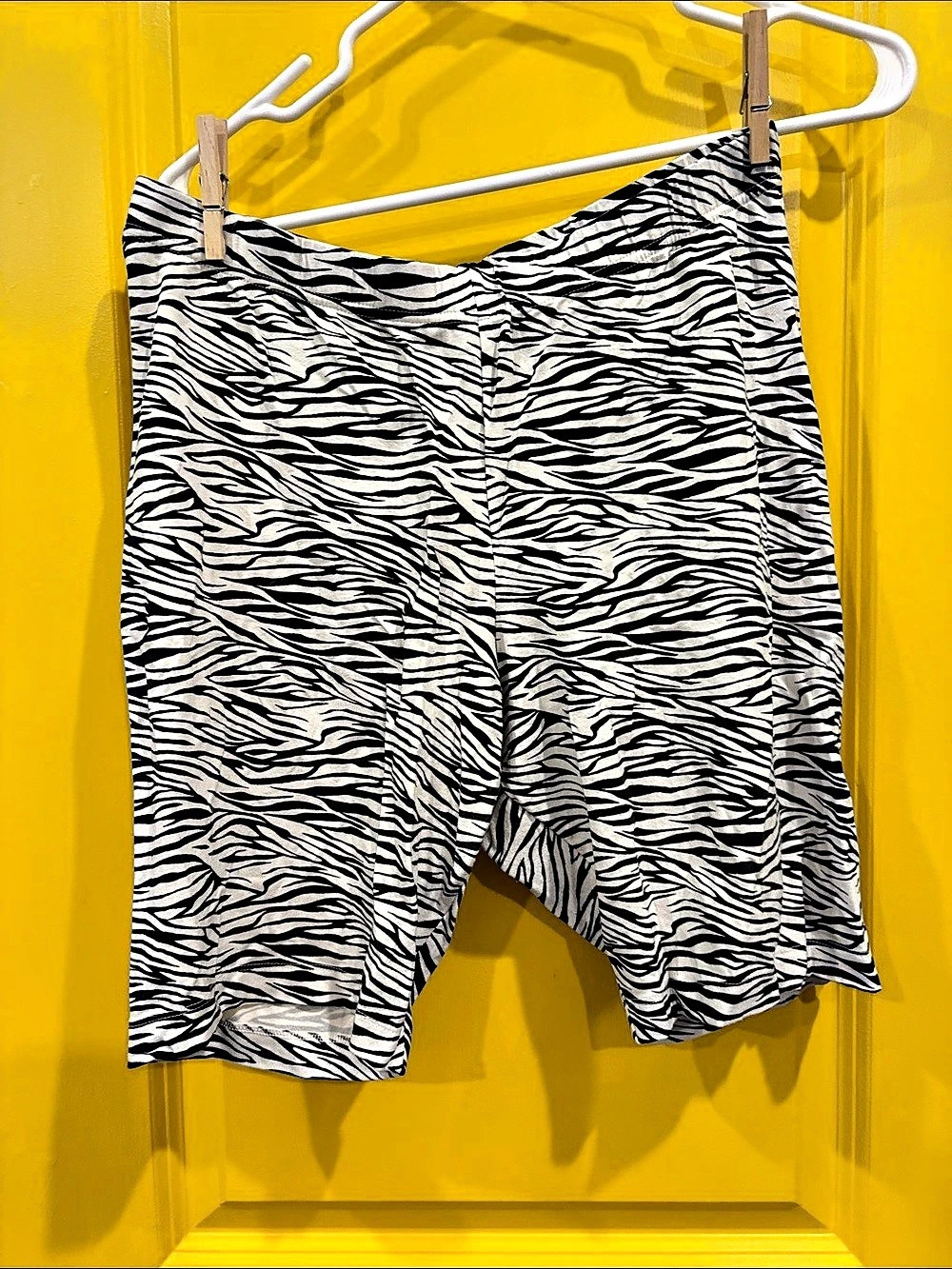 Old Navy Mid-Rise NWOT Printed Biker Shorts White & Black XL